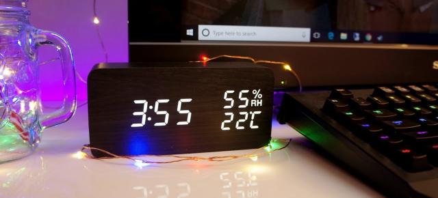 E LUNI e AMAZON: FiBiSonic este un ceas digital minimalist, pentru birou sau dormitor cu încărcare wireless