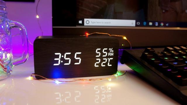 <b>E LUNI e AMAZON: FiBiSonic este un ceas digital minimalist, pentru birou sau dormitor cu încărcare wireless</b>Am revenit astăzi cu un articol din seria “E LUNI e AMAZON”. De această dată, am găsit pe Amazon DE un ceas digital cu design minimalist, care imită lemnul și are mai multe funcții folositoare, atât pentru birou, cât și pentru dormitor. FiBiSonic nu este