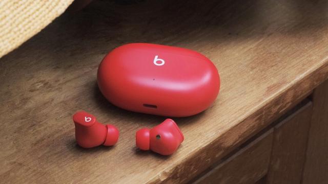 <b>Căştile Beats Studio Buds devin oficiale: căşti wireless cu ANC, pairing ultra rapid cu terminale iOS, Android</b>Apple nu a prezentat produse hardware la WWDC 2021 săptămâna trecută, dar iată că o face acum, la o săptămână distanţă. Tocmai a debutat perechea de căşti Beats Studio Buds, la suma de 150 de dolari. Avem de-a face cu o pereche de căşti wireless cu ANC