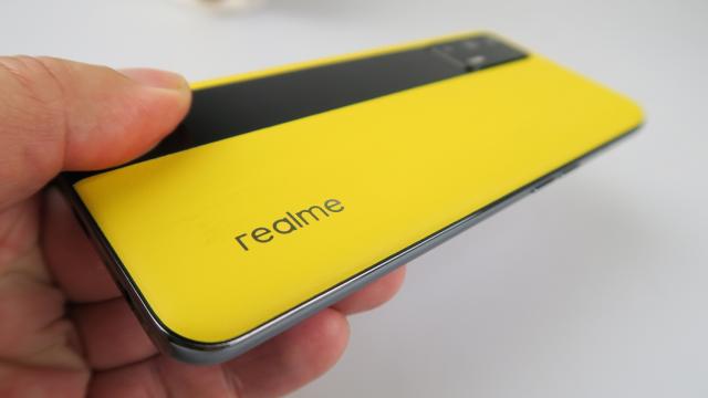 <b>realme GT 5G: Hardware de flagship, camera de high midrange</b>Realme GT 5G este un telefon inedit, un telefon de gaming, dar unul care nu prea face compromisuri. Ce vrea gamerul? Păi procesorul cel mai puternic. Îl avem, un Snapdragon 888. Gamerul mai vrea şi un ecran capabil, în acest caz un Super AMOLED de 6.43
