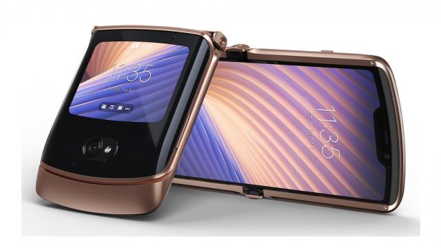 <b>Următorul telefon Motorola RAZR va avea un design diferit, ar sosi în 2022</b>A trecut ceva vreme de când nu am mai vorbit despre Motorola în acelaşi context cu un telefon pliabil. Moto RAZR 5G are aproape un an de la debut şi ne întrebam unde este succesorul său. Azi apar primele informaţii şi aflăm că mai avem ceva de aşteptat