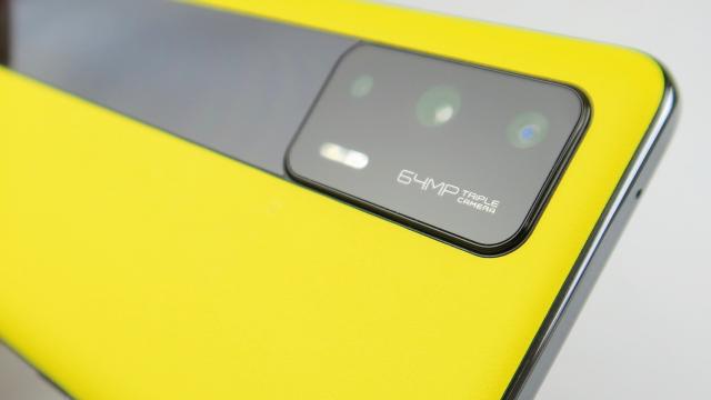 <b>realme GT 5G: Cameră de telefon high midrange, cu stabilizare bună</b>Un telefon axat pe gaming cu un preţ aşa bun trebuie să "taie" de undeva. Teoretic ar fi camera, dar începem deja bine cu recapitularea hardware-ului sau, care include o cameră principală Sony de 64 MP. E vorba despre o cameră cu senzor Sony IMX682