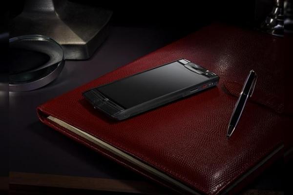 Smartphone-ul de lux Vertu Signature Touch este disecat În fața camerei