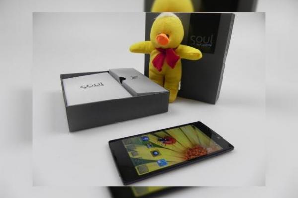 Allview X2 Soul unboxing: scoatem din cutie cel mai subțire smartphone din lume, cu talie de 5.55 mm (Video)