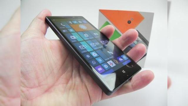 <b>Nokia Lumia 930 unboxing: flagshipul Microsoft/Nokia a sosit, cu un ambalaj total nou (Video)</b>Nokia Lumia 930 e primul model flagship de după achiziționarea Nokia Devices de către Microsoft și influențele sale se simt. Nu mai avem parte de aceeași cutie albastră, ingustră și înaltă, ci de un ambalaj compact și plat. Terminalul ne este...