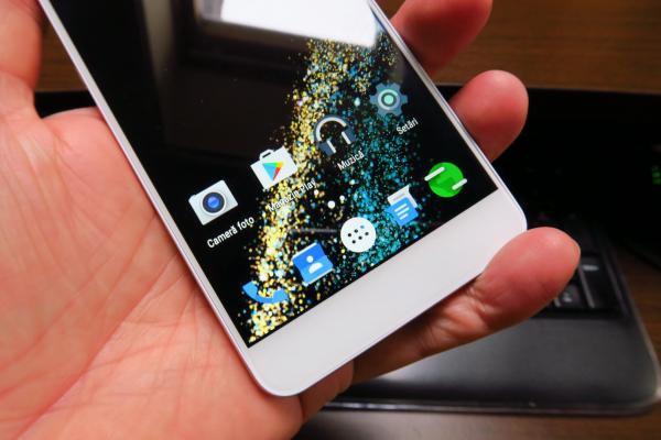UMi Super: Display numai bun la sub 200 de dolari