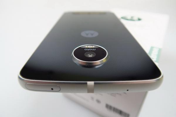Motorola Moto Z Play Unboxing: Moto Z la categoria uşoară, dar cu extra baterie (Video)
