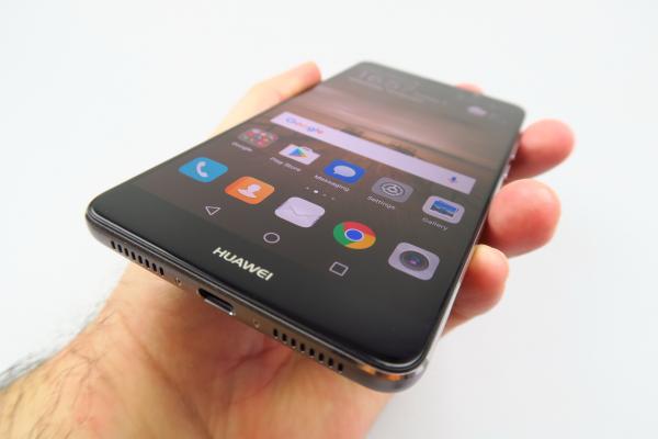 Huawei Mate 9: Design masiv și solid, prietenos pentru "pălmoşi"