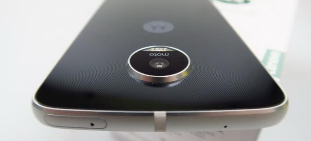Motorola Moto Z Play Unboxing: Moto Z la categoria uşoară, dar cu extra baterie (Video)