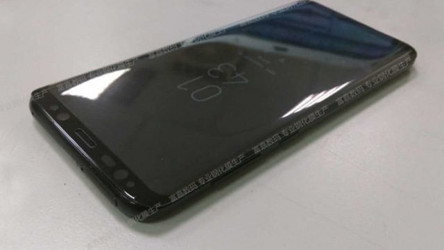<b>Samsung Galaxy S8 apare în noi fotografii reale ce ne oferă o privire asupra secțiunii Apps Edge</b>O nouă imagine reală cu Samsung Galaxy S8 ajunge astăzi în mediul online, fotografie ce ne prezintă smartphone-ul în stare de funcționare cu ecranul aprins. Remarcăm aici zona de jos destinată butoanelor software de control, dar și secțiunea Apps Edge