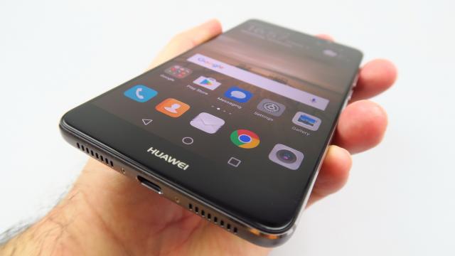 <b>Huawei Mate 9: Design masiv și solid, prietenos pentru "pălmoşi"</b>Huawei Mate 9 este un phablet cu diagonală de 5.9 inch şi ca atare e un model destul de masiv. E clar croit pentru cei ce apreciază telefoanele mari, solide, bine construite şi robuste. Măsoară 7.9 mm în grosime, adică exact cât Galaxy S7 şi Note 7, dar..