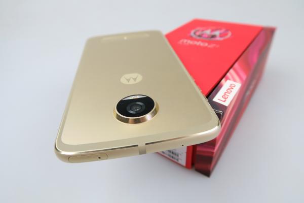 Motorola Moto Z2 Play - Unboxing