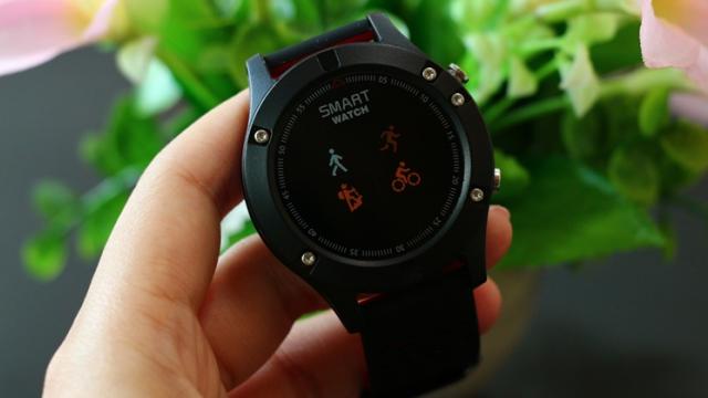 <b>Smartwatch-ul No.1 F5 este în pregătire; purtabil sportiv cu GPS și senzor de temperatură</b>Compania chineză No.1 F5 se pregătește de lansarea unui nou smartwatch în perioada următoare, acestea fiind cunoscut sub denumirea de No.1 F5. Produsul ni se dezvăluie astăzi într-o serie de imagini și aflăm detalii despre câteva dintre dotările sale