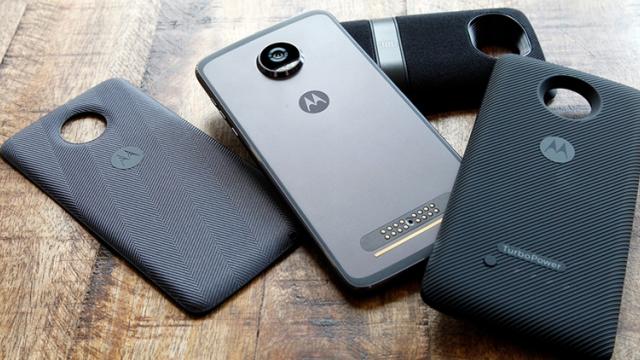 <b>Preț și disponibilitate Motorola Moto Z2 Play în România</b>De ceva vreme este disponibil pe plan local și smartphone-ul Motorola Moto Z2 Play, un handset modular cu preț mai scăzut decât varianta flagship ce oferă aceleași caracteristici în materie de modularitate. Putem atașa diverse accesorii în spate