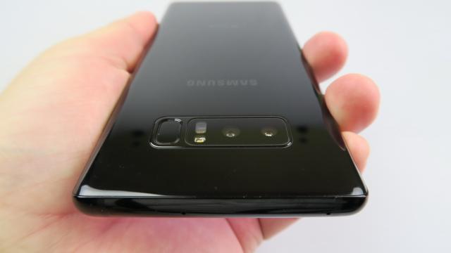 <b>Samsung Galaxy Note 8: Camera duală campioană în 2017, la selfie se mai poate lucra</b>Şi iată-ne şi la cameră! Samsung a avut avantajul că a stat în umbră şi a văzut cum rivalii şi-au încercat mâna cu camere duale, dând şi de necaz uneori. Dacă e să fim cinici toţi marii jucători au avut probleme cu camerele duale: Huawei P9 şi P10 nu..