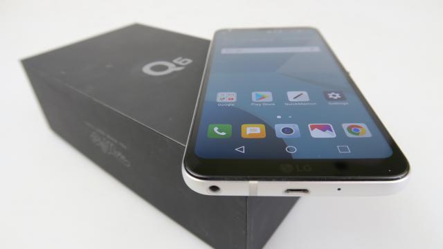 <b>LG Q6 Unboxing: varianta accesibilă şi midrange derivată din LG G6 cu ecran Full Vision inclus (Video)</b>Unul dintre cele mai solicitate telefoane pe care ni le-aţi cerut la review este LG Q6, iar handsetul tocmai a sosit pe masa noastră de teste. Terminalul adopta ecranul Full Vision al lui LG G6 şi aduce dotări midrange. A debutat în România pe 1 sept.