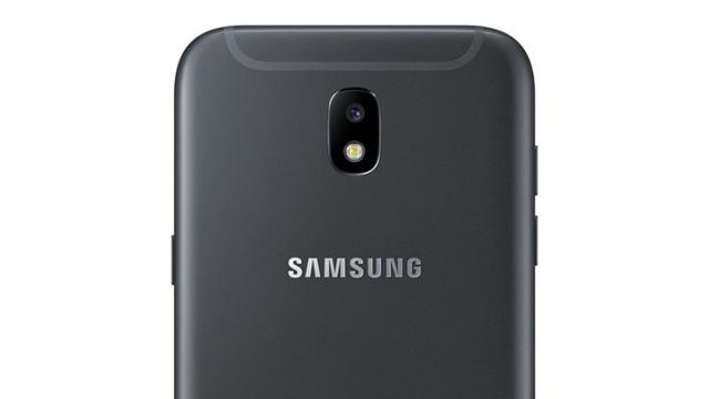 <b>Samsung Galaxy J5 (2017) apare listat la precomandă în Franța și Germania; prețul este de 279 euro</b>După ce l-am văzut prezentat într-un clip video detaliat, iată-l pe Samsung Galaxy J5 (2017) listat acum la precomandă atât în Franța, cât și în Germania. Telefonul costă 279 euro și din punct de vedere al dotărilor hardware primim la pachet un display de