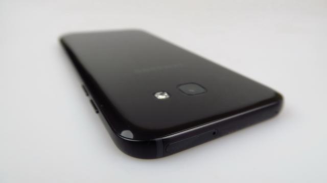 <b>Samsung Galaxy A5 (2017): Baterie excelentă chiar şi faţă de predecesorul deja excelent</b>Samsung are o reputaţie foarte bună când vine vorba de bateriile terminalelor sale din ultimii ani. Serios acum, uitaţi-vă la flagship-urile Galaxy S, la midrangerele Galaxy A şi Galaxy J şi o să vedeţi numai baterii bune. Galaxy A5 (2016) a fost un..