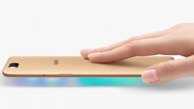 <b>Oppo R11 este primul smartphone cu procesor Snapdragon 660; mai primim o cameră duală cu zoom optic și sistemul de operare Android 7.1 Nougat (Video) </b>Câtă vreme eram atenți la evenimentul Keynote din cadrul Apple WWDC 2017, cei de la OPPO anunțau lansarea smartphone-ului R11. Acesta din urmă este un phablet tare arătos ce ne oferă o cameră duală cu zoom optic 2x și procesorul Snapdragon 660