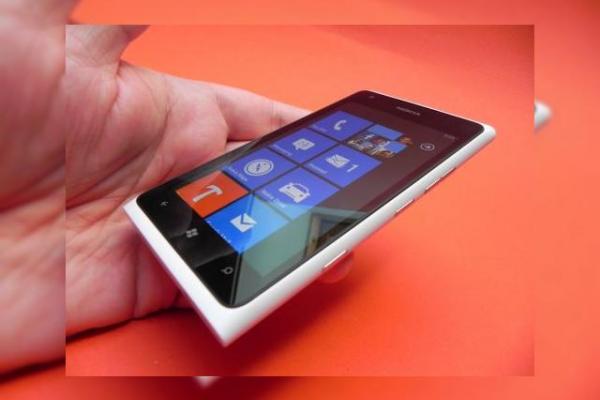 Review Nokia Lumia 900 - aceeași tehnologie, același OS Într-un ambalaj mai mare, poate prea mare! (Video)
