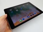 Apple iPad 9.7 (2018): Display de calitate, chiar şi nelaminat