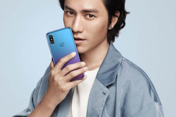 Motorola P30 debutează cu breton lat, procesor Snapdragon 636, interfaţă de Lenovo