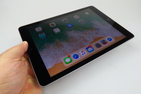 Apple iPad 9.7 (2018): Display de calitate, chiar şi nelaminat