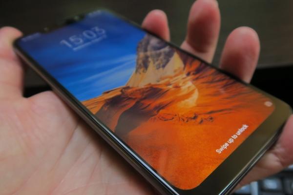 Xiaomi Pocophone F1: Design generic, banal, funcţional