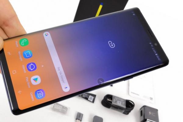 Samsung Galaxy Note 9 unboxing: multe accesorii, mai greu şi mai business, cu S Pen mai deştept (Video)