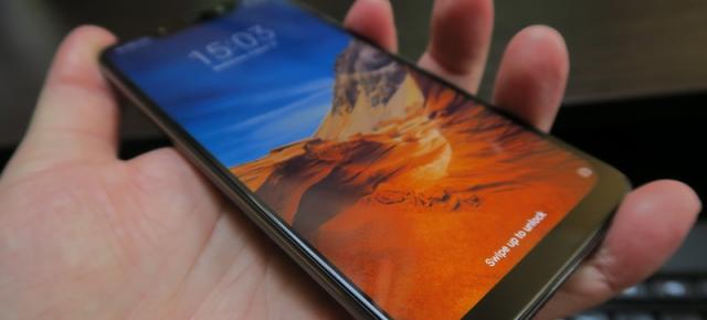 Xiaomi Pocophone F1: Design generic, banal, funcţional