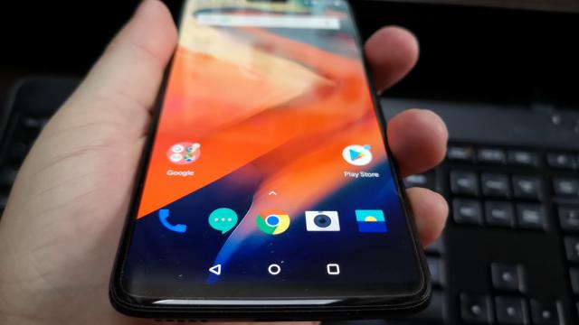 <b>OnePlus 6: OS, UI, aplicaţii ca o gură de OxygenOS</b>Noi avem ocazia să testăm doar o singură dată pe an OxygenOS, atunci când mai iese câte un telefon OnePlus. Mă rog, ar fi de 2 ori pe an, dar nu apucăm să testăm mereu ambele telefoane OnePlus ale anului. OnePlus 6 vine cu Android 8.1 Oreo..