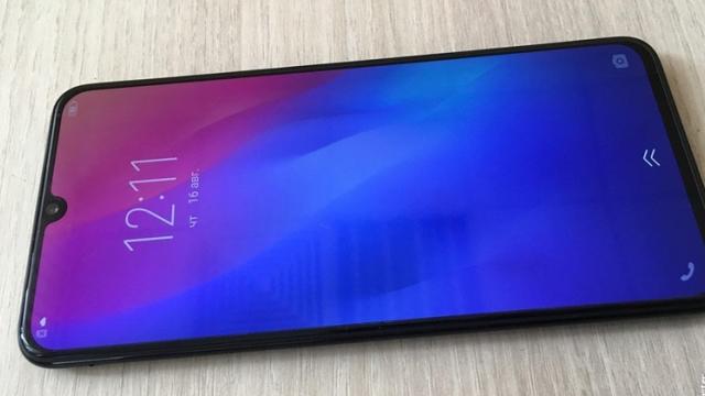 <b>Vivo V11 ni se prezintă în detaliu prin intermediul unor fotografii reale; Vine cu decupaj circular în ecran</b>Ultimele săptămâni au fost marcate și de către numeroasele teaser pentru terminalele Oppo care adoptă decupaje circulare în zona superioară a ecranului, așa numitul trend "Waterdrop Screen". Asistăm se pare la startul unui nou trend pe piață