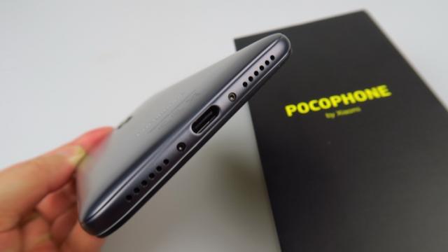 <b>Xiaomi Pocophone F1: Difuzoare stereo, din care unul e cam inutil</b>În mod interesant flagship-ul de buget Xiaomi Pocophone F1 aduce un setup acustic stereo care îmbină difuzorul standard din partea de jos cu difuzorul destinat convorbirilor. Se creează astfel un efect de spațialitate stereo care oferă per total