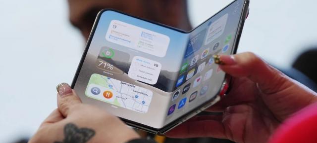 iPhone Duo ar putea forța producătorii Android să investească mai mult în pliabile, crede Mark Gurman