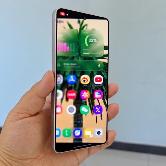 Animația iPhone Duo devine un trend copiat de alte telefoane cu AI