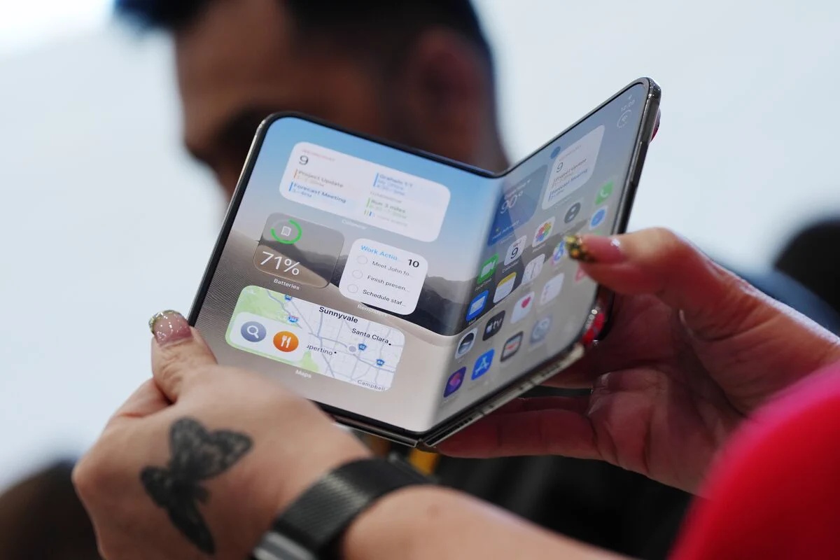 iPhone Duo ar putea forța producătorii Android să investească mai mult în pliabile, crede Mark Gurman