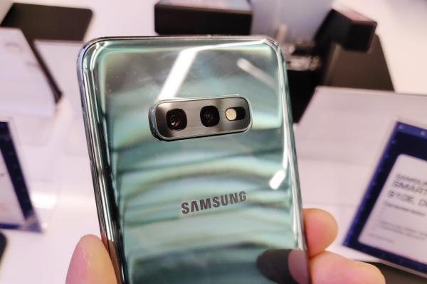 Samsung Galaxy S10e mini-review + primele impresii: cel mic şi compact, cu ecran plat şi multă putere (Video)