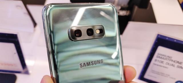 Samsung Galaxy S10e mini-review + primele impresii: cel mic şi compact, cu ecran plat şi multă putere (Video)