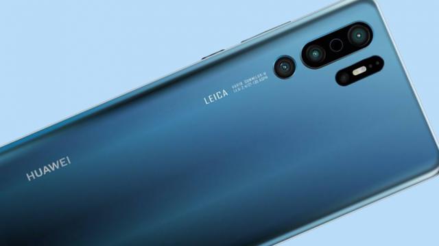 <b>Huawei P30 Pro apare în cele mai credibile imagini de până acum; Are 3 camere în spate, zoom 10x şi breton mai mic</b>Huawei P30 Pro a scăpat recent în presupuse fotografii hands-on, cu o nuanţă interesantă şi 3 camere în spate. Fotografiile fuseseră făcute în culisele MWC 2019 şi prezentau un telefon cu dimensiuni similare cu P20 Pro. Acum vine o serie nouă şi amplă..