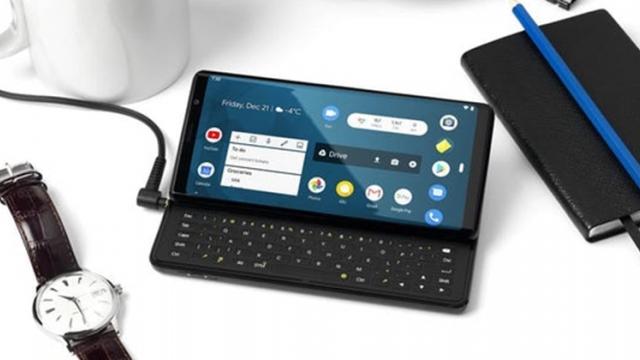 <b>Fxtec Pro1 combină în mod reuşit sliderul QWERTY cu Android 9.0; Telefon londonez prezentat la MWC 2019</b>MWC 2019 e o ocazie bună să iei contact şi cu produse care nu ştiai că există sau startupuri curajoase. Este şi cazul lui Fxtec Pro1, un telefon cu Android 9 şi o tastatură glisantă QWERTY. Vine de la o firmă din Londra şi avem 