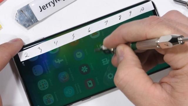 <b>Samsung Galaxy S10 a ajuns la proba de foc: îndoit, zgâriat, ars şi analizat de JerryRigEverything (Video)</b>Zilele trecute, atunci când am văzut că Samsung Galaxy S10 a primit o disecţie şi o analiză a componentelor sale, ne întrebam şi când va ajunge oare pe mâna lui JerryRigEverything. Ei bine iată că a venit şi marele moment al testului 