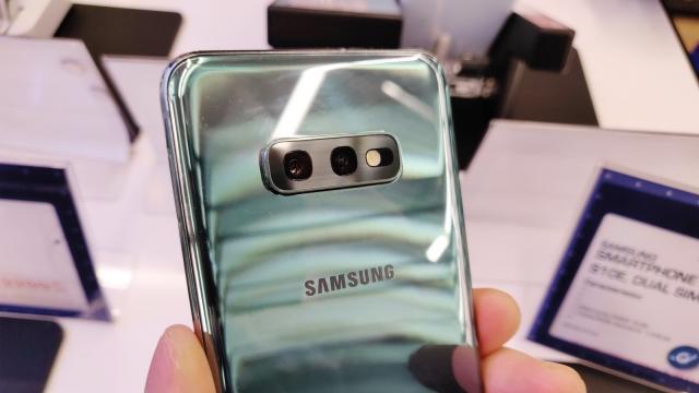 <b>Samsung Galaxy S10e mini-review + primele impresii: cel mic şi compact, cu ecran plat şi multă putere (Video)</b>Samsung a văzut potenţial în spatele lui iPhone XR, care a vândut prin prisma procesorului, camerei şi culorilor, aşa că a lansat modelul Galaxy S10e. Mai ţineţi minte pe vremuri Galaxy S4 Mini? A revenit epoca aceea, doar că mini nu mai e aşa mic. Mai jo