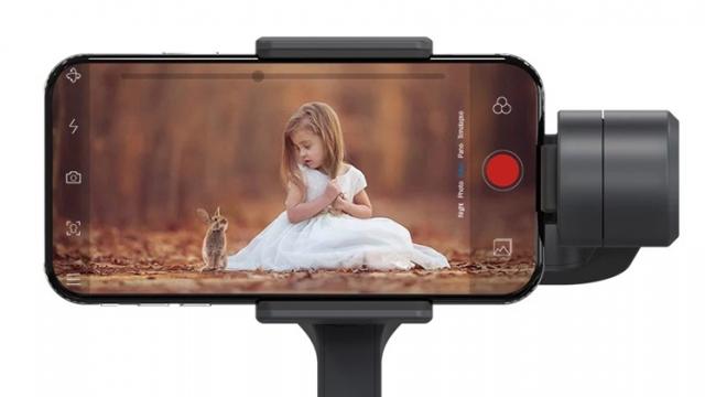 <b>TomTop vinde un gimbal pentru smartphone la doar 64 euro! Soluție accesibilă pentru stabilizarea filmării cu telefonul</b>În situația în care nu sunteți mulțumiți de stabilizarea oferită de camera smartphone-ului vostru, există o modalitate simplă prin care puteți face un upgrade la acest capitol și anume prin achiziția unui gimbal. Chiar astăzi cei de la TomTop