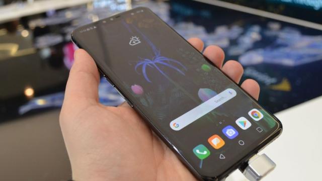 <b>MWC 2019: LG V50 ThinQ - Prezentare hands-on a primului telefon LG cu 5G la bord (Video)</b>"5G" a fost un cuvânt cheie la MWC 2019, unde am avut ocazia să punem mâna pe versiunea 5G a lui Samsung Galaxy S10 şi să vedem şi lansarea lui Xiaomi Mi Mix 3 în versiunea 5G. LG nu a stat pe bară şi a adus propriul device 