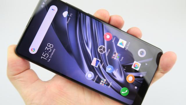 <b>Xiaomi Mi Mix 2S Review</b>2018 s-a încheiat pentru mine cu marea părere de rău că nu am apucat să testez Xiaomi Mi 8, dar m-am consolat rapid pentru că am apucat să mă joc cu Mi Mix 3 în ultimele luni. Ne întoarcem totuşi puţin în trecut pentru o analiză a lui Xiaomi Mi Mix 2S.