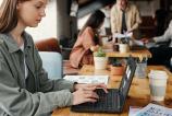 04_ThinkPad_T14s_6_Business_Coworking.jpg