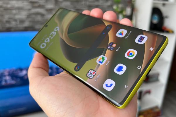 Motorola moto g85: Cea mai mare transformare vizuală pentru un mid-range, acum cu ecran curbat premium