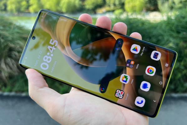 Motorola moto g85: Display-ul trece la următorul nivel, acum curbat, muchii înguste și mai luminos decât pe g84