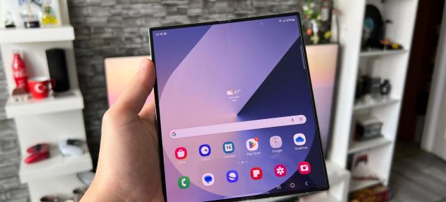 Samsung Galaxy Z Fold6: În sfârșit display secundar mai lat și mai comod la typing, record de luminozitate pentru un pliabil