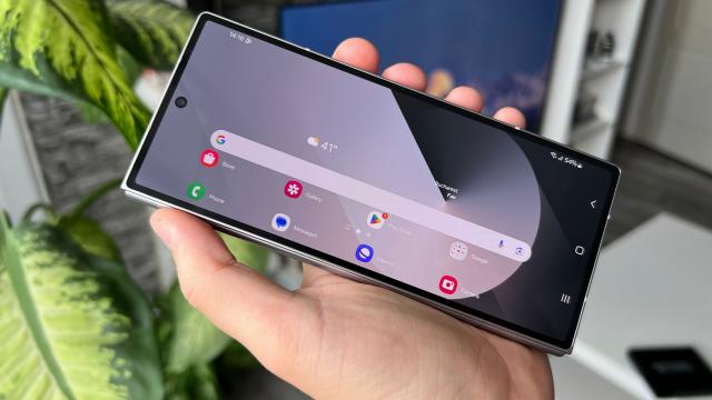 <b>Samsung Galaxy Z Fold6: Design-ul a evoluat semnificativ, ecran mai lat, pliabil rezistent acum și la praf</b>Samsung Galaxy Z Fold6 nu este doar despre upgrade-uri hardware, ci și despre schimbări vizuale, cu Samsung care a ținut cont de feedback-ul publicului și a oferit un ecran mai lat extern